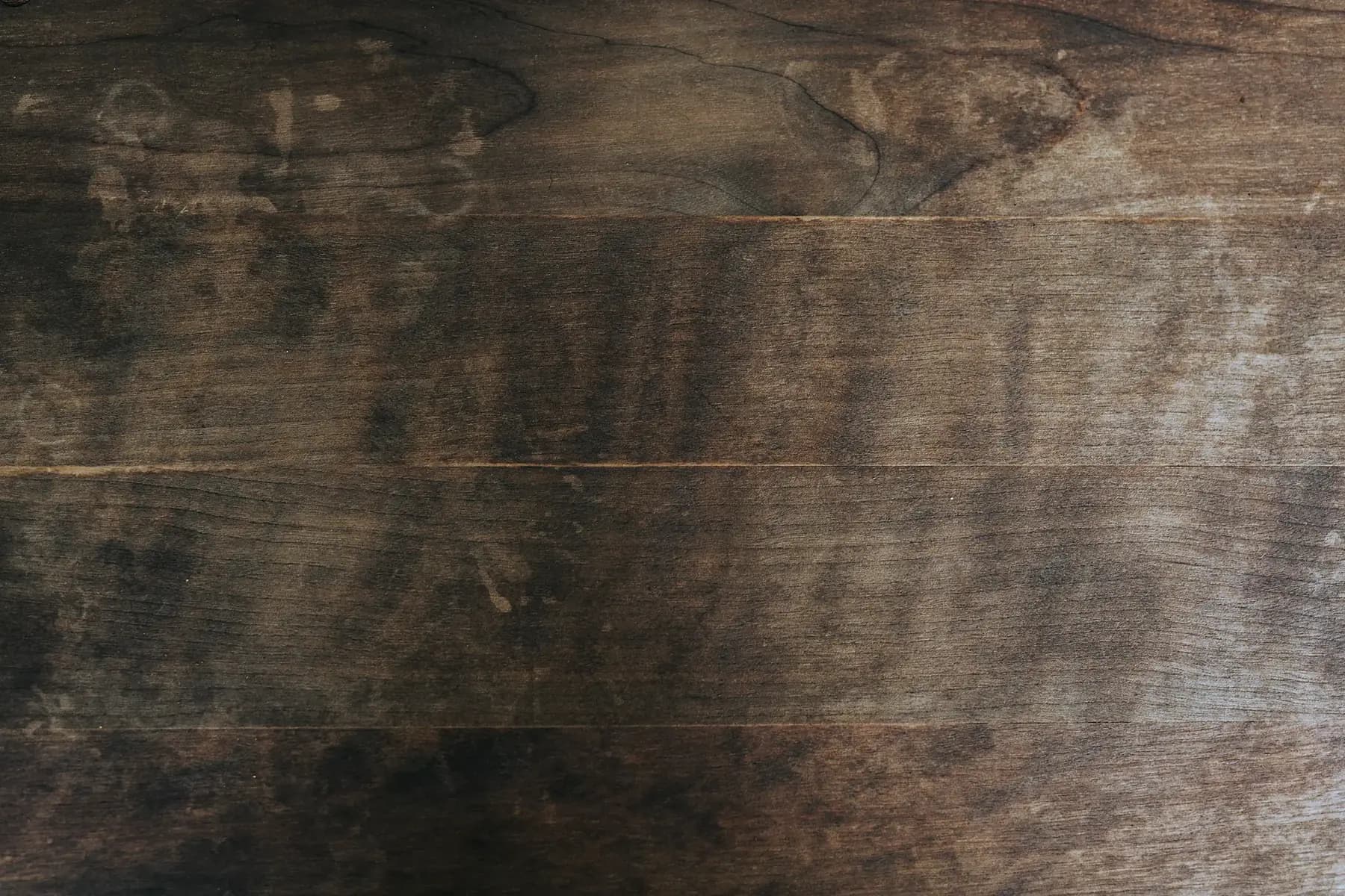 Surface de bois sombre au grain régulier