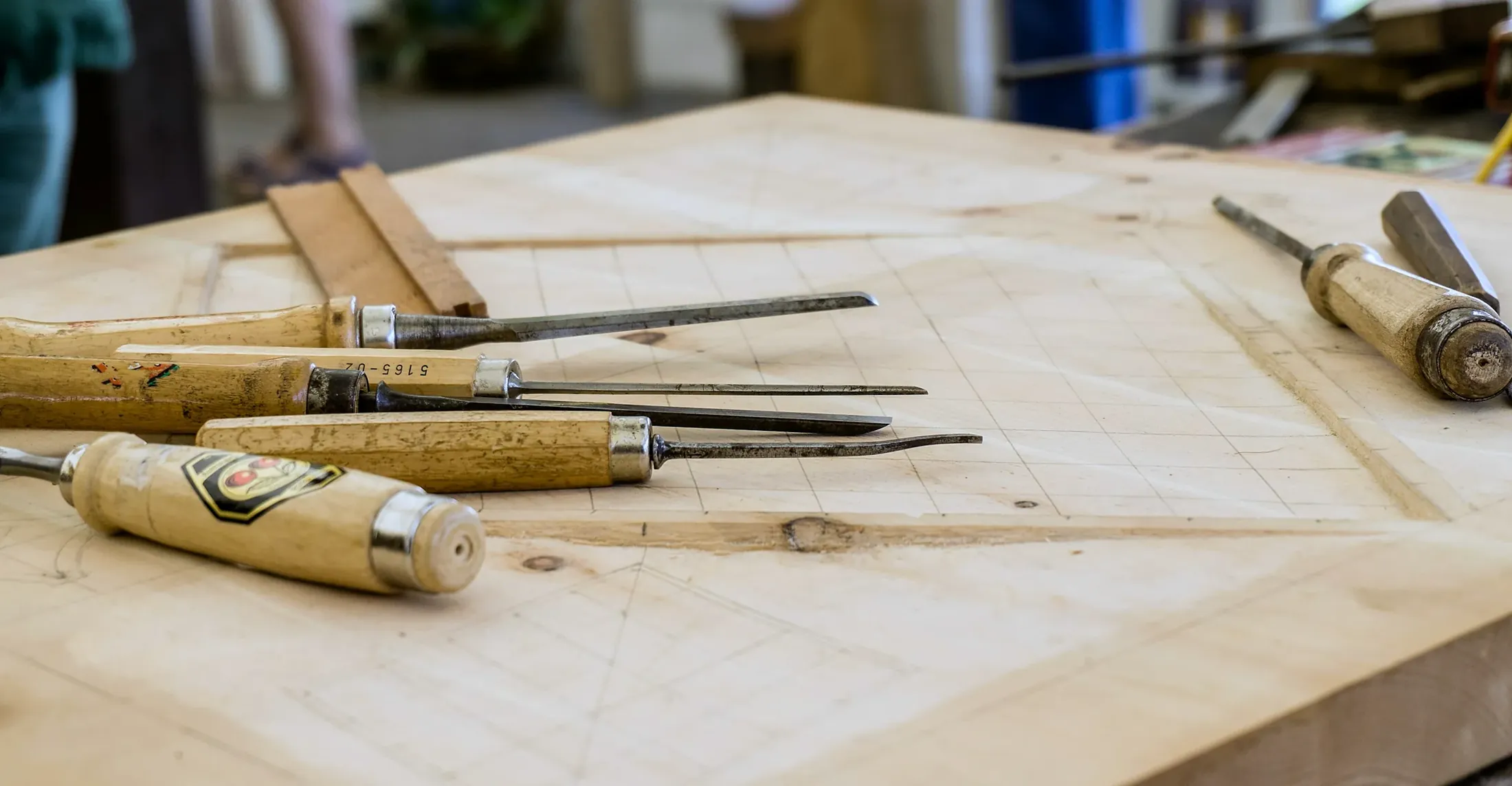 Jeu de ciseaux à bois alignés sur un plan d'établi clair